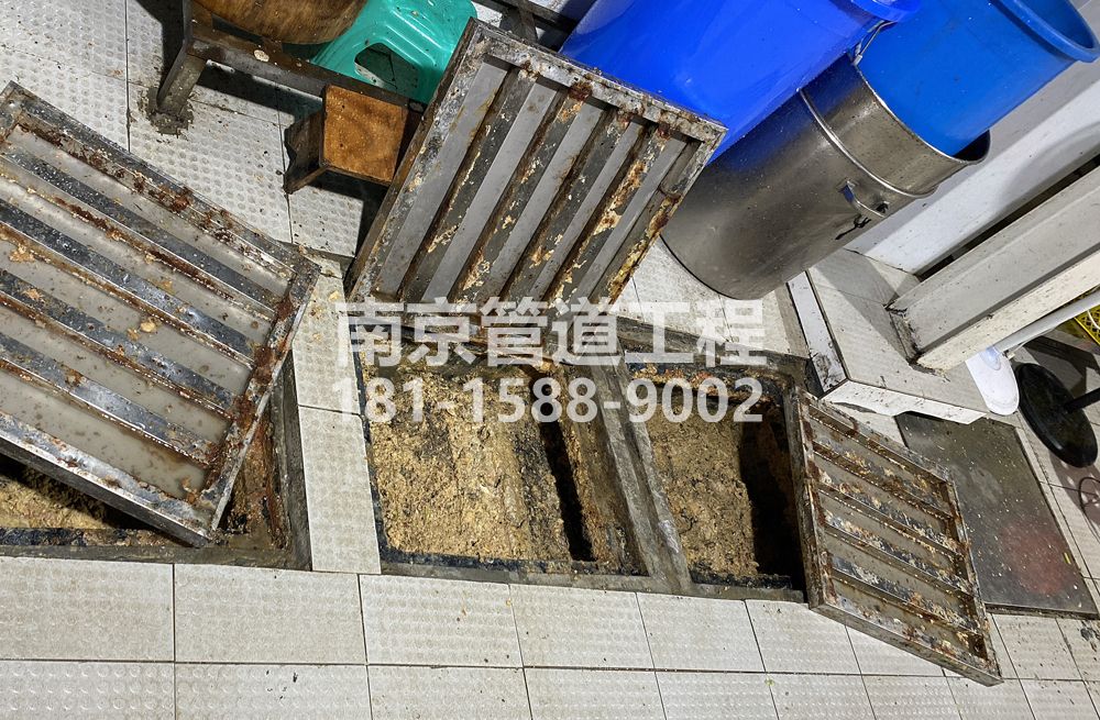 278绍兴城管中队食堂隔油池清理